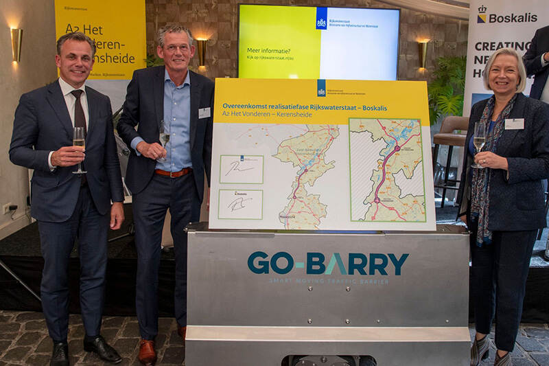 Minister Mark Harbers van Infrastructuur en Waterstaat; Pim van der Knaap, groepsdirecteur van Boskalis en Patricia Zorko, directeur-generaal Rijkswaterstaat